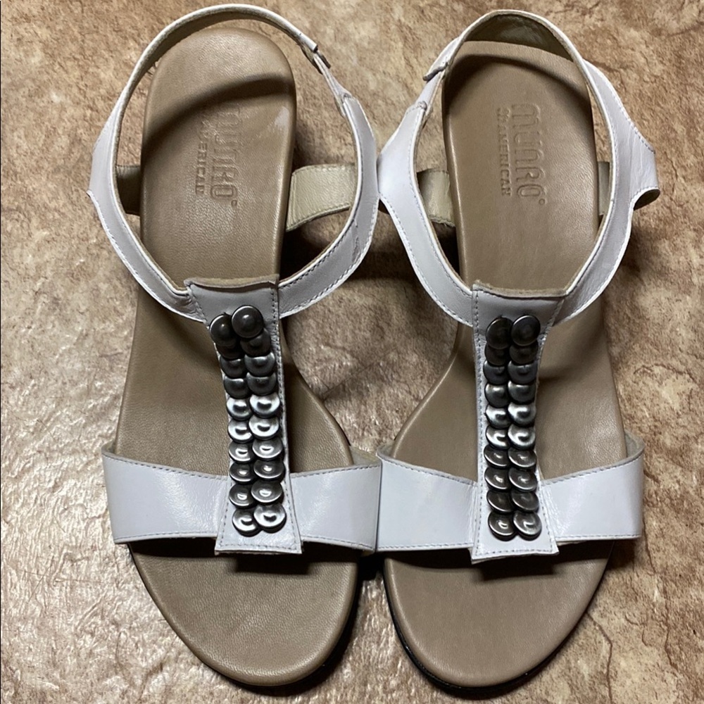 Munro White & Silver Size 8W Sandals with Cushioned Footbed Fall Summer Comfy